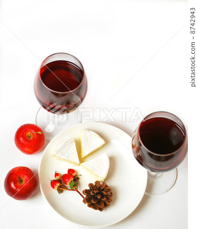 紅酒和卡門培爾奶酪 8742943