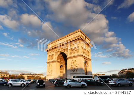 Famous Arc de Triomphe in autumn, Paris, France 8744587