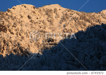 在早晨太陽弄髒的斯諾伊山 在早晨太陽弄髒的斯諾伊山 8745972