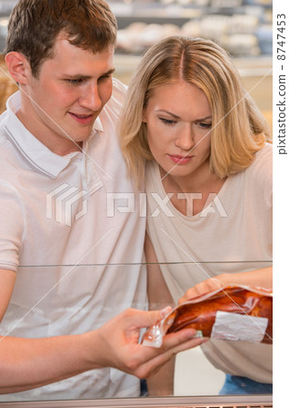 Couple shopping at the supermarket Couple shopping at the supermarket 8747453