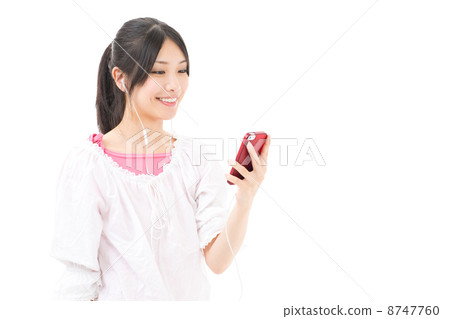 聽到在智能手機的音樂的婦女 8747760