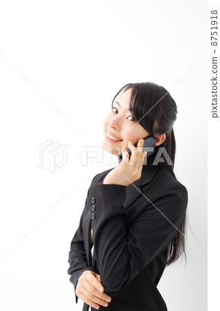 談話在智能手機的女商人 8751918