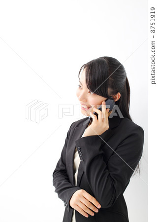 談話在智能手機的女商人 談話在智能手機的女商人 8751919