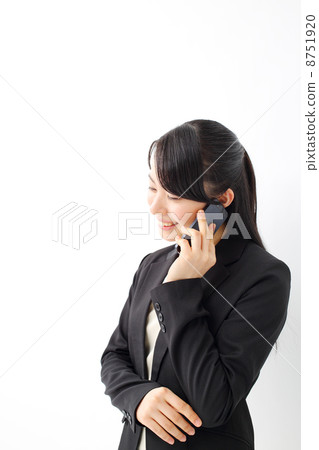談話在智能手機的女商人 談話在智能手機的女商人 8751920