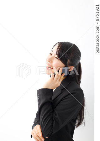 談話在智能手機的女商人 談話在智能手機的女商人 8751921