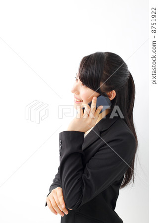 談話在智能手機的女商人 談話在智能手機的女商人 8751922