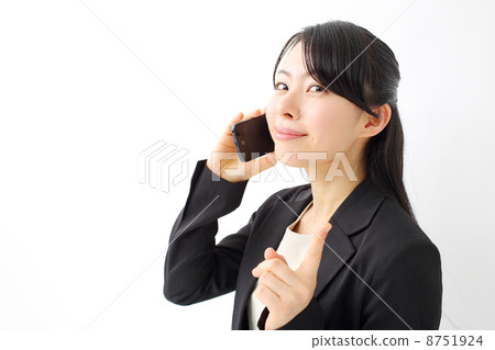 談話在智能手機的女商人 8751924