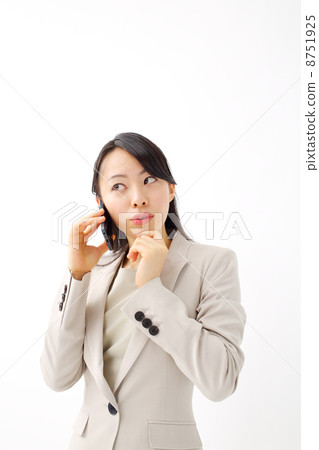 談話在智能手機的女商人 談話在智能手機的女商人 8751925