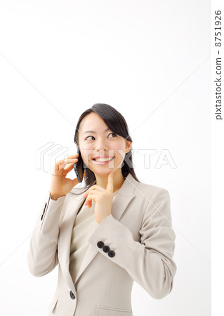 談話在智能手機的女商人 談話在智能手機的女商人 8751926