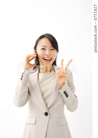 談話在智能手機的女商人 談話在智能手機的女商人 8751927