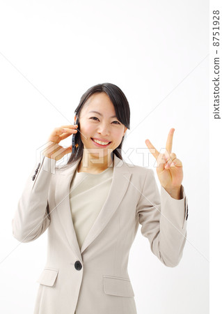 談話在智能手機的女商人 談話在智能手機的女商人 8751928