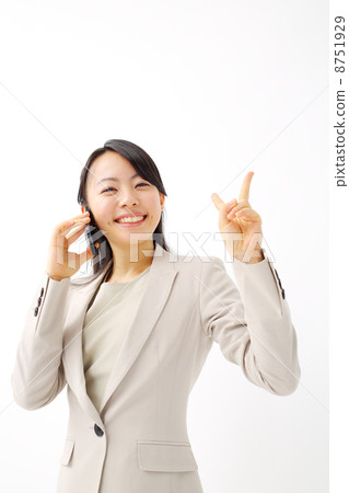 談話在智能手機的女商人 談話在智能手機的女商人 8751929