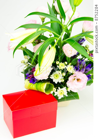 Cake Box and Bouquet 8752284