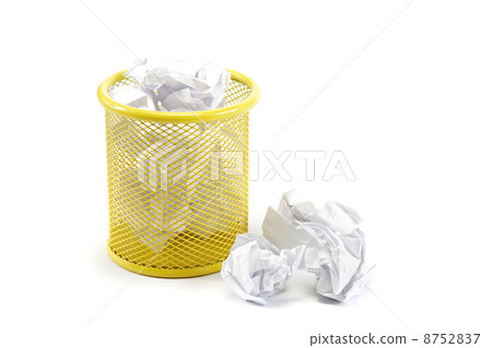Basket with crumpled pieces of paper isolated on white backgroun 8752837