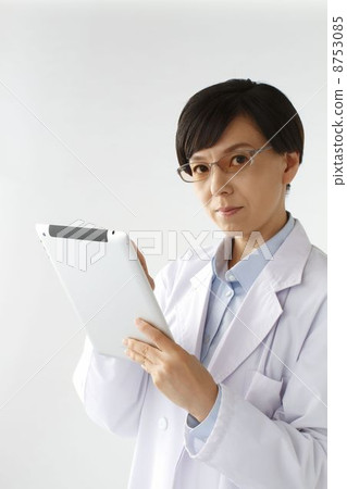 使用片劑的女性醫生 使用片劑的女性醫生 8753085