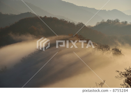Flowing clouds and oblique light 8755284
