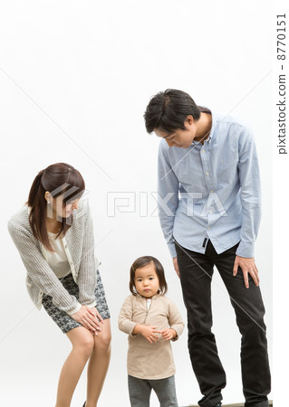 A refreshing family member 3 people 8770151