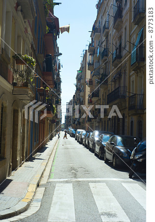 Sreet in old quarter of Barcelona Sreet in old quarter of Barcelona 8773183