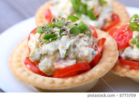 salad into tartlet salad into tartlet 8773709