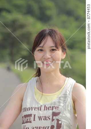 一個女人在新鮮的綠色 8774453