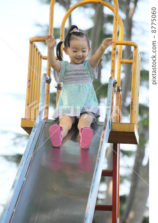 女孩在公園裡的幻燈片上玩 女孩在公園裡的幻燈片上玩 8775060
