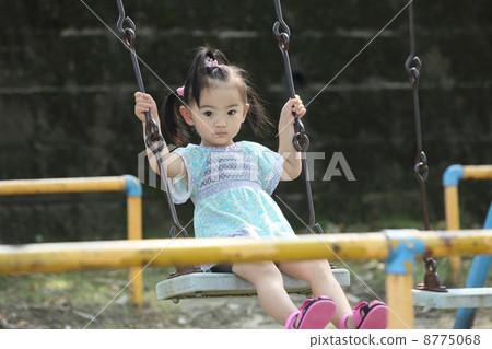 使用與搖擺的女孩在公園 使用與搖擺的女孩在公園 8775068