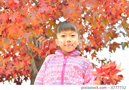 A girl who laughs with autumn leaves A girl who laughs with autumn leaves 8777732