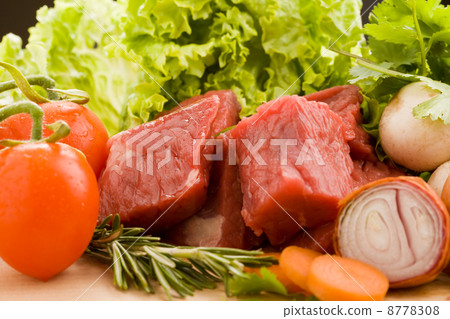 图库照片: diced meat with vegetables