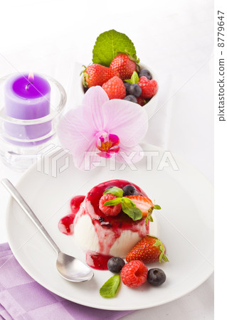 Panna Cotta with Berries 8779647