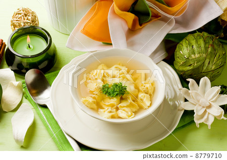 Tortellini in bouillon 8779710