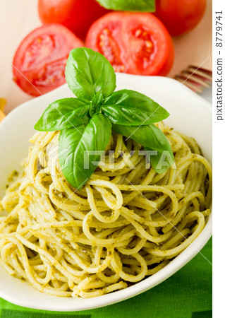 Spaghetti with pesto 8779741