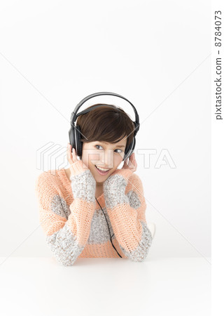 A woman listening to music 8784073