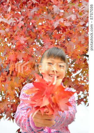Girls offering autumn leaves 8787086