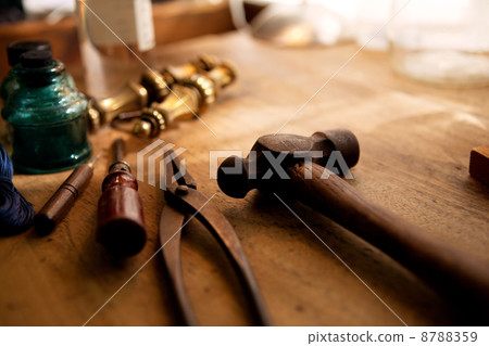 用過的工作台上的工具 用過的工作台上的工具 8788359