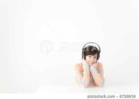A woman listening to music 8788656