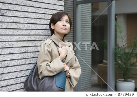 一個女人下著雨 8789429