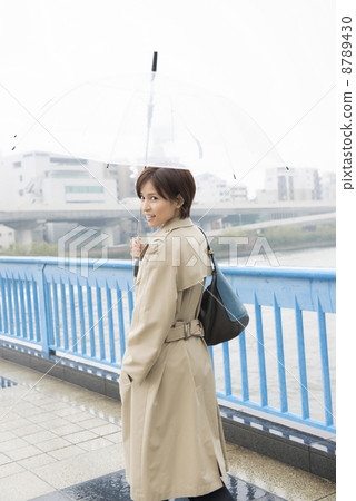 婦女與傘走路向後看變異 8789430