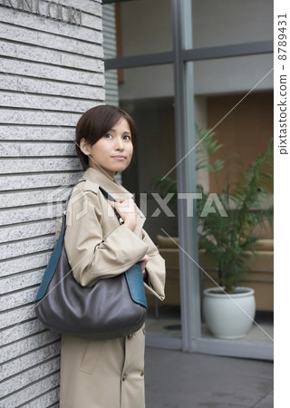 女人垂直位置避雨 女人垂直位置避雨 8789431