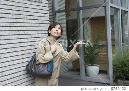一個女人下著雨 一個女人下著雨 8789432