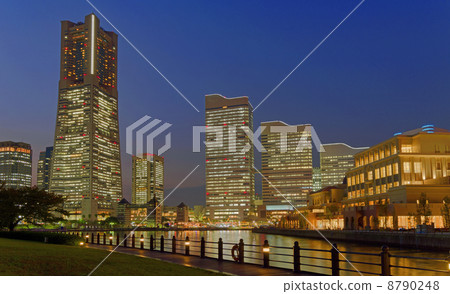 Scenery of Minato Mirai 21 in the evening 8790248