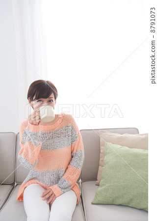 放鬆在沙發的婦女 8791073