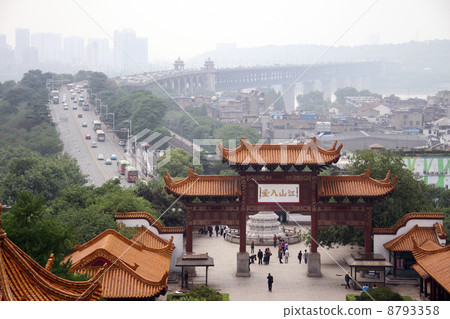武漢黃鶴西門與高架路的遠景 武漢黃鶴西門與高架路的遠景 8793358