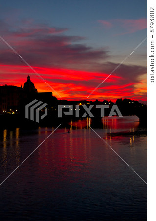 The sunset cray bridge overlooking the Santa Trinita Bridge (Italy - Florence) The sunset cray bridge overlooking the Santa Trinita Bridge (Italy - Florence) 8793802