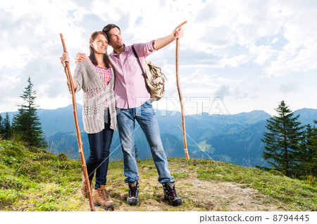 Alps - Couple hiking in the Bavarian mountains 8794445