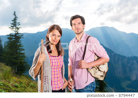 Alps - Couple hiking in the Bavarian mountains 8794447
