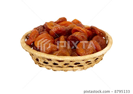 basket with dried apricots 8795133