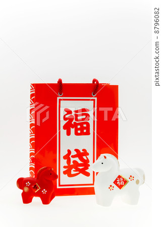 紅色和白色的馬和幸運袋 紅色和白色的馬和幸運袋 8796082