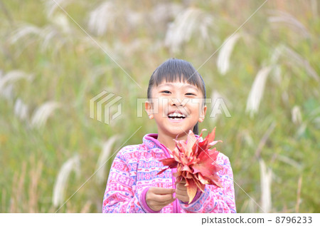 一個笑著秋天的葉子的女孩 8796233