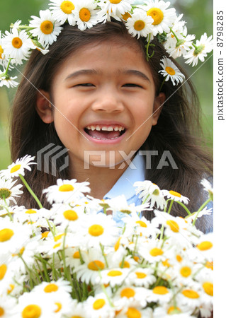 Beautiful little girl with crown of daisies 8798285