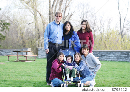 Interracial family of seven 8798312